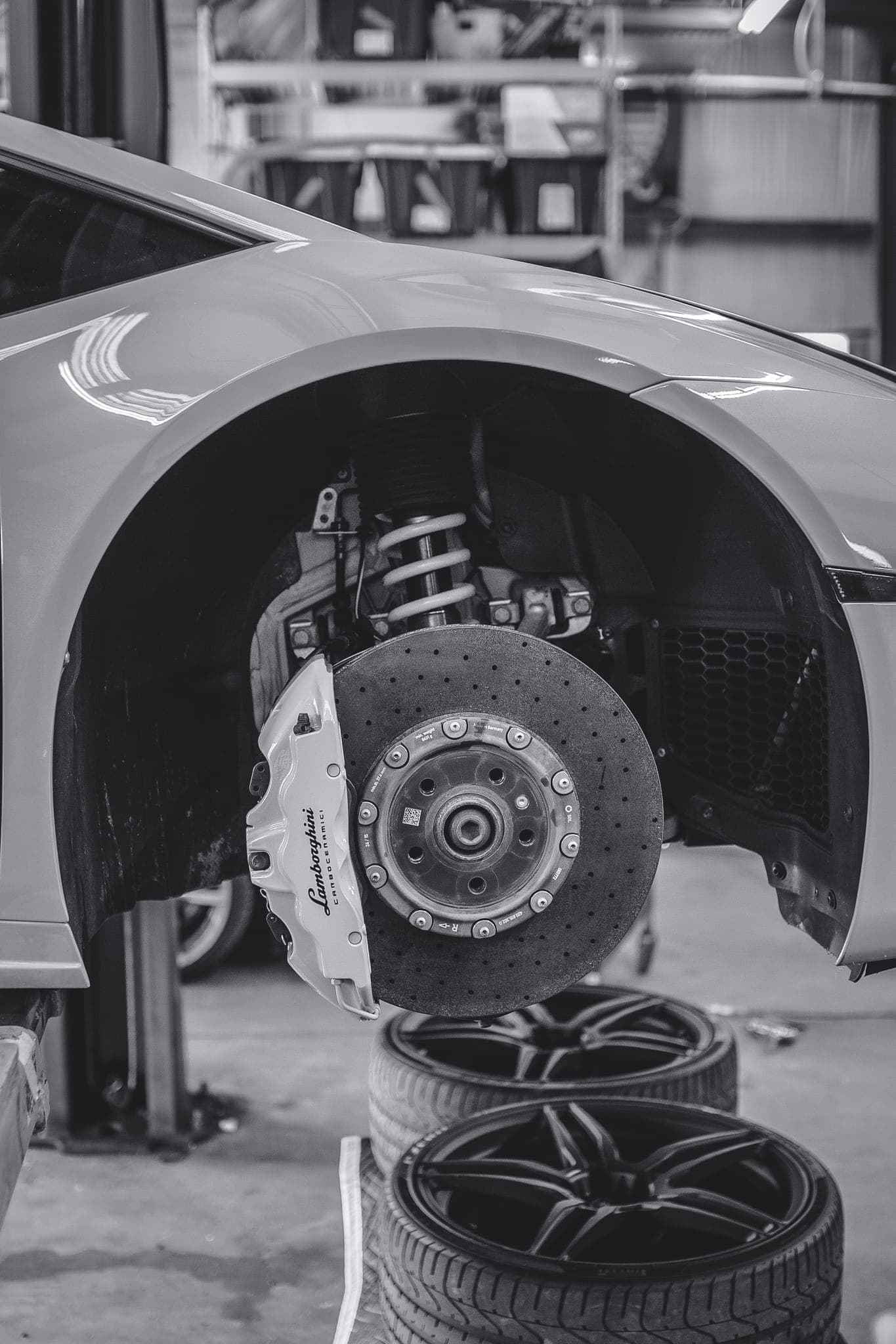 Lamborghini Huracan brake caliper painting service