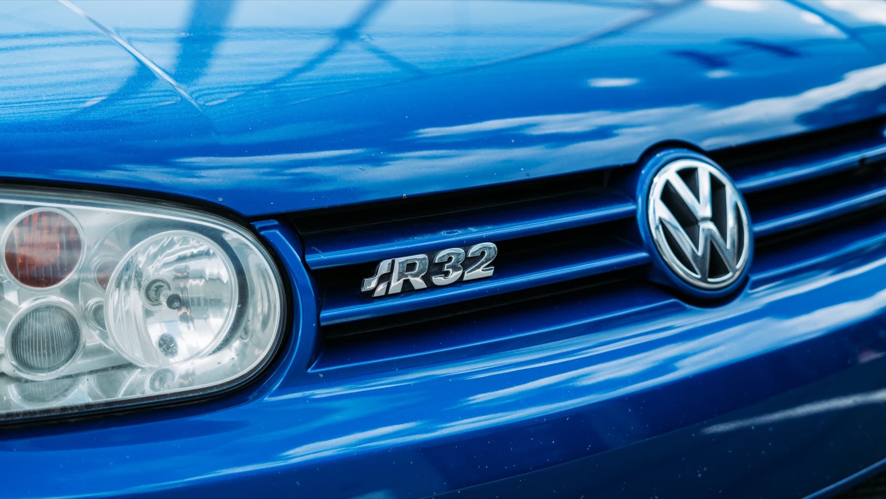 R32 badge on a blue Volkswagen Golf