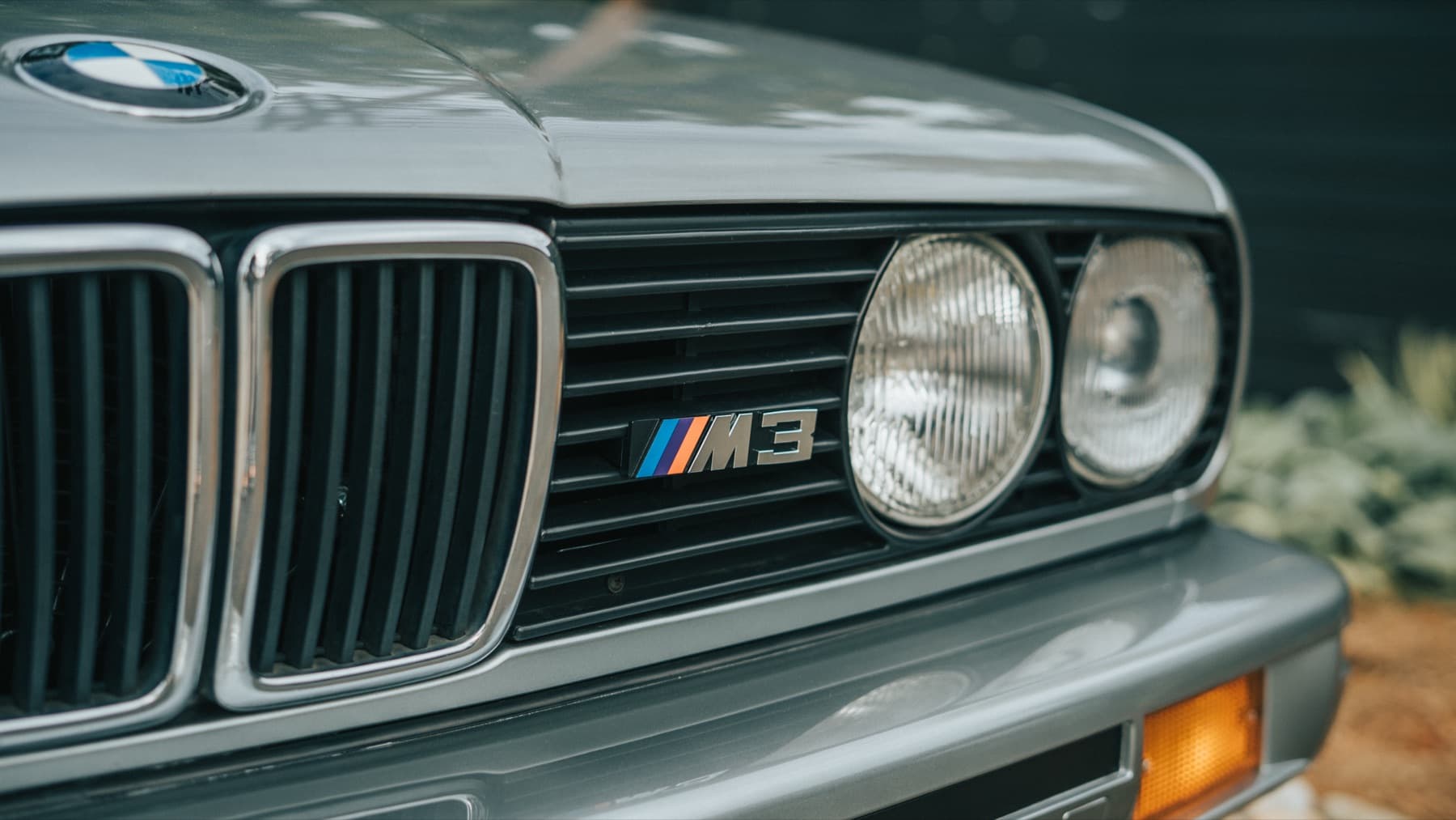 Grille and headlights of a BMW E30 M3